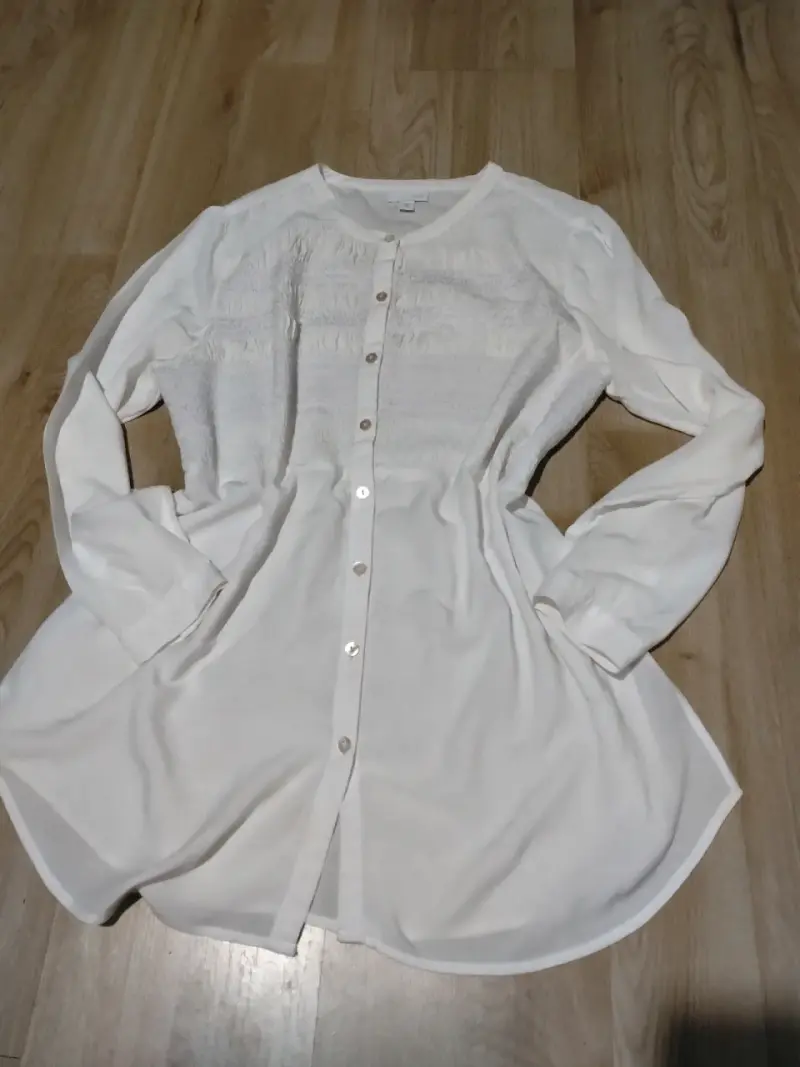 Blusa blanca de manga larga con botones - 1