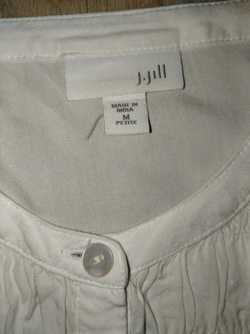 Blusa blanca de manga larga con botones - 2