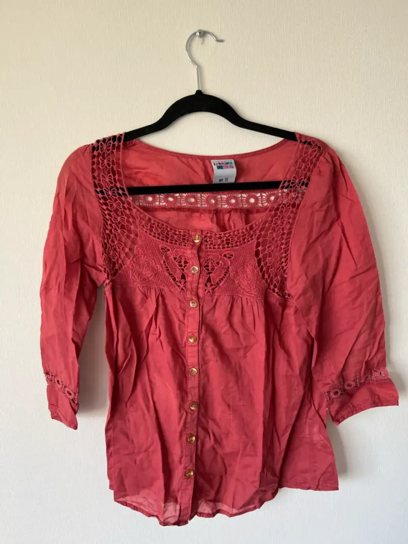 Blusa roja con encaje y botones
