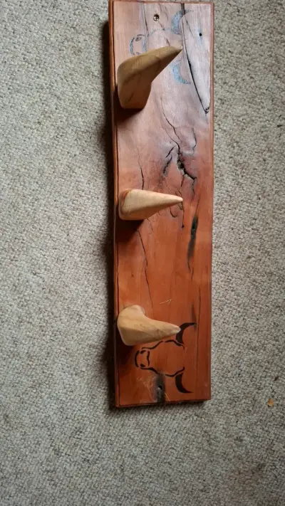 Perchero de madera rústico artesanal - miniatura 1