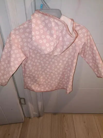 Impermeable infantil rosa con capucha y flores - miniatura 2