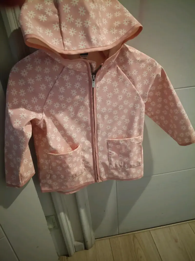 Impermeable infantil rosa con capucha y flores - 4