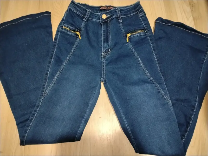 Jeans azul oscuro con cierres dorados - 1