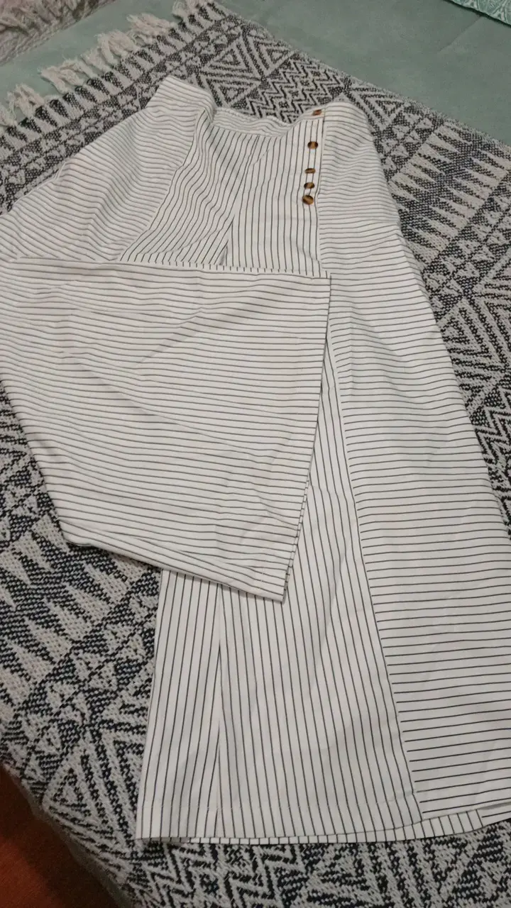 Blusa de rayas blancas con botones decorativos