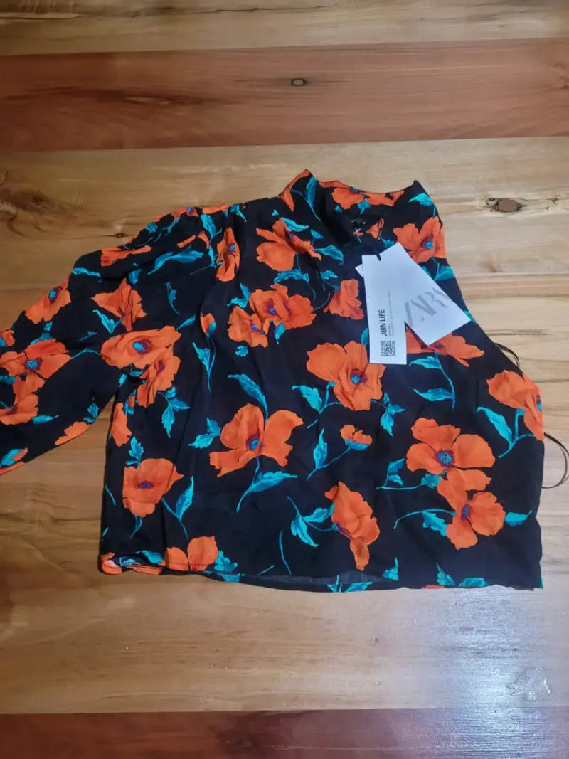 Blusa floral negra de Zara con etiqueta