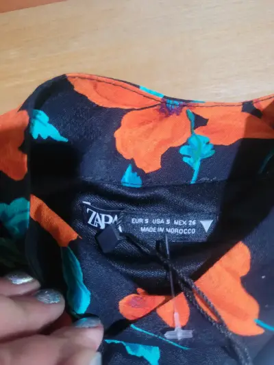 Blusa floral negra de Zara con etiqueta - miniatura 2