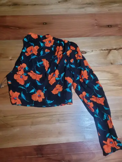 Blusa floral negra de Zara con etiqueta - miniatura 3