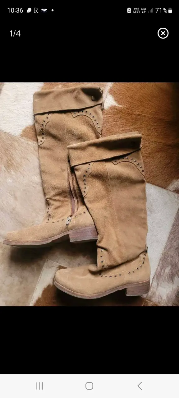 Botas de gamuza beige con tachas