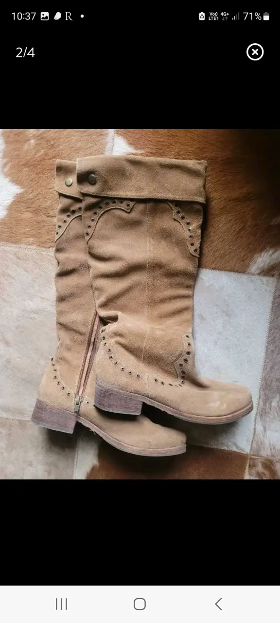 Botas de gamuza beige con tachas - 2