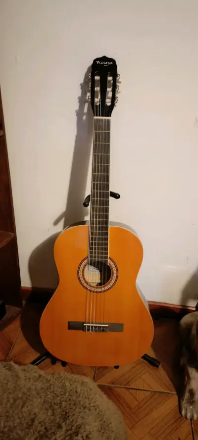 Guitarra clásica Vizcaya de madera - miniatura 1