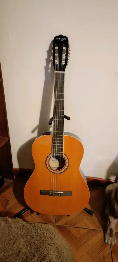 Guitarra clásica Vizcaya de madera - miniatura 2