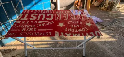 Escritorio vintage con diseño gráfico rojo - miniatura 1