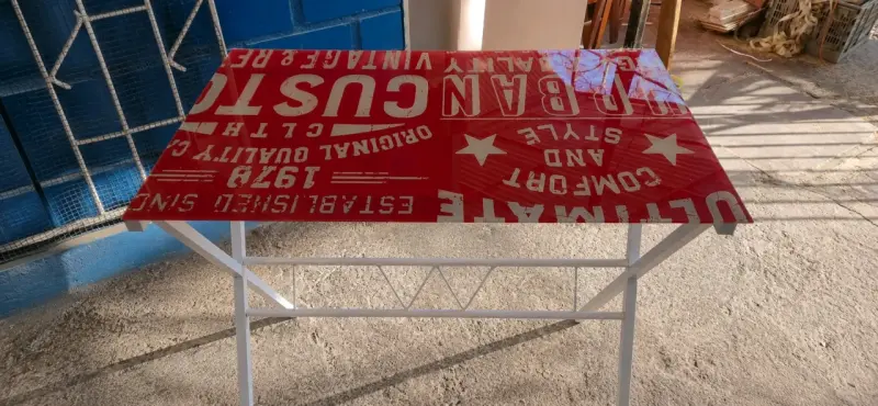 Escritorio vintage con diseño gráfico rojo - 2