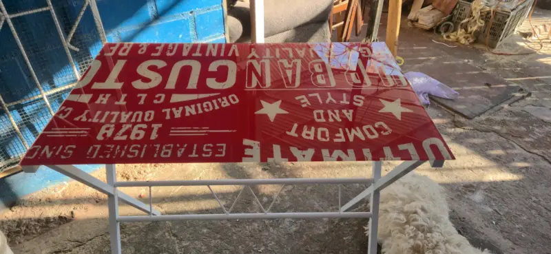Escritorio vintage con diseño gráfico rojo - 3
