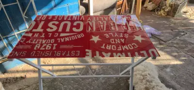 Escritorio vintage con diseño gráfico rojo - miniatura 3