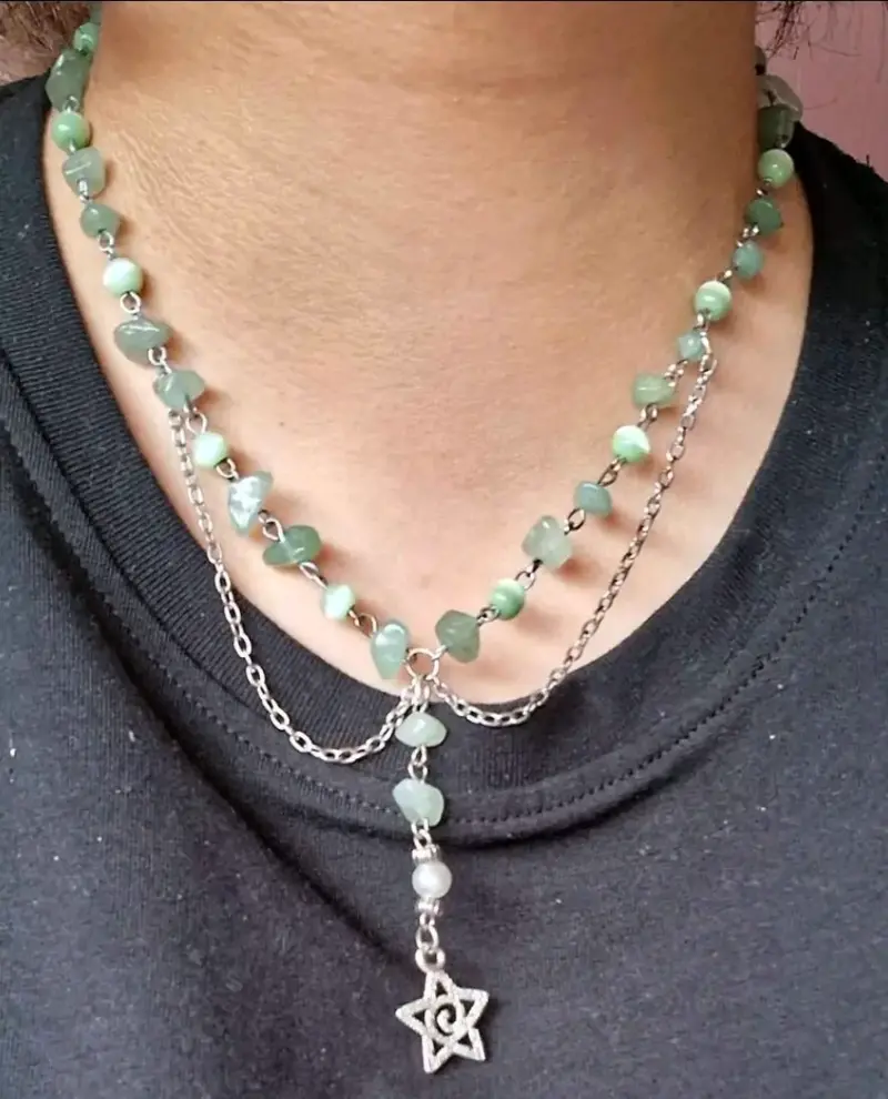 Collar de piedras verdes con colgante estrella