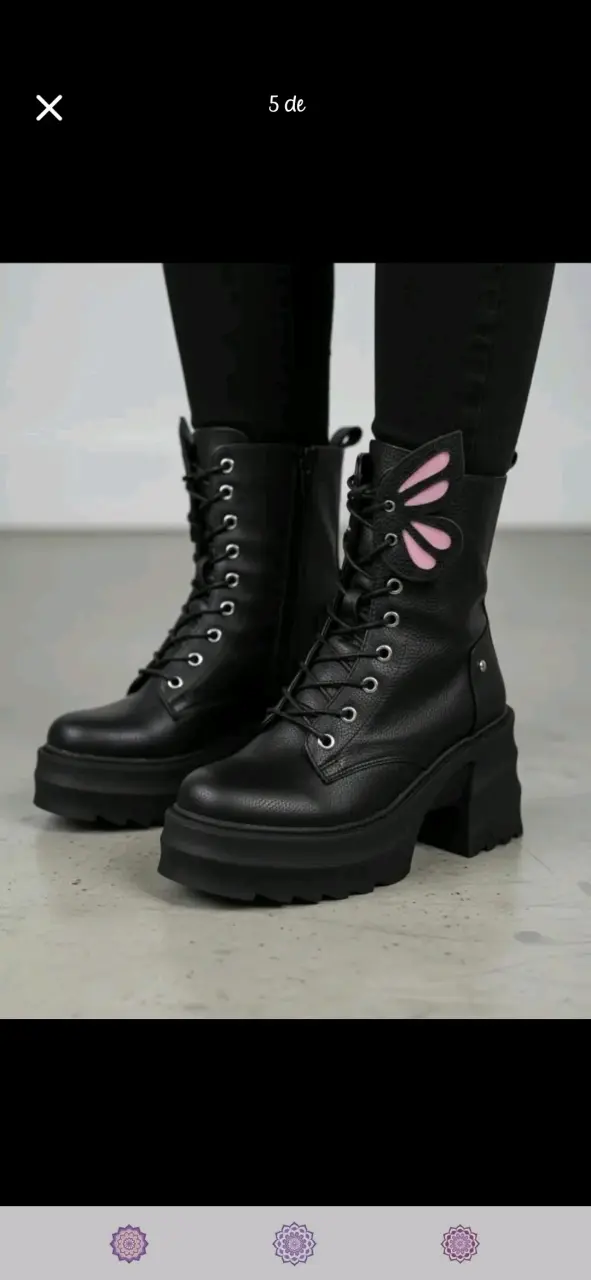 Botas negras con diseño de alas - 1