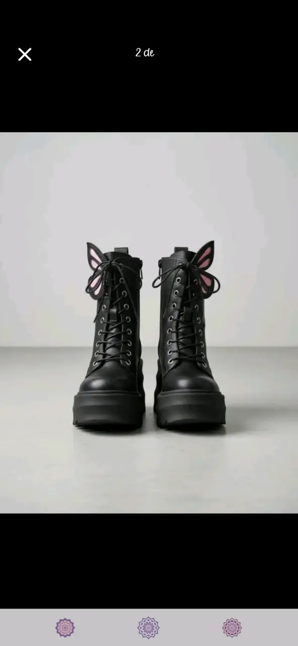 Botas negras con diseño de alas - 4