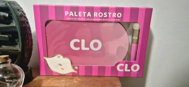 Paleta de maquillaje CLO con brocha