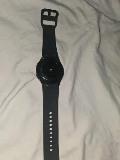 Reloj inteligente negro con correa ajustable - miniatura 1