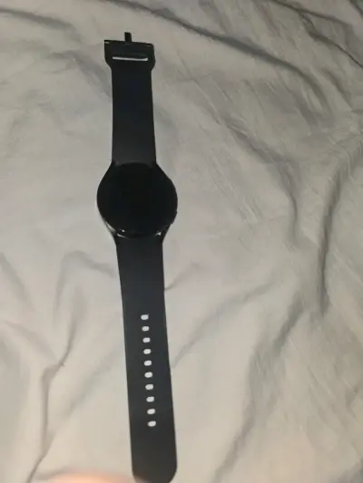 Reloj inteligente negro con correa ajustable - miniatura 3