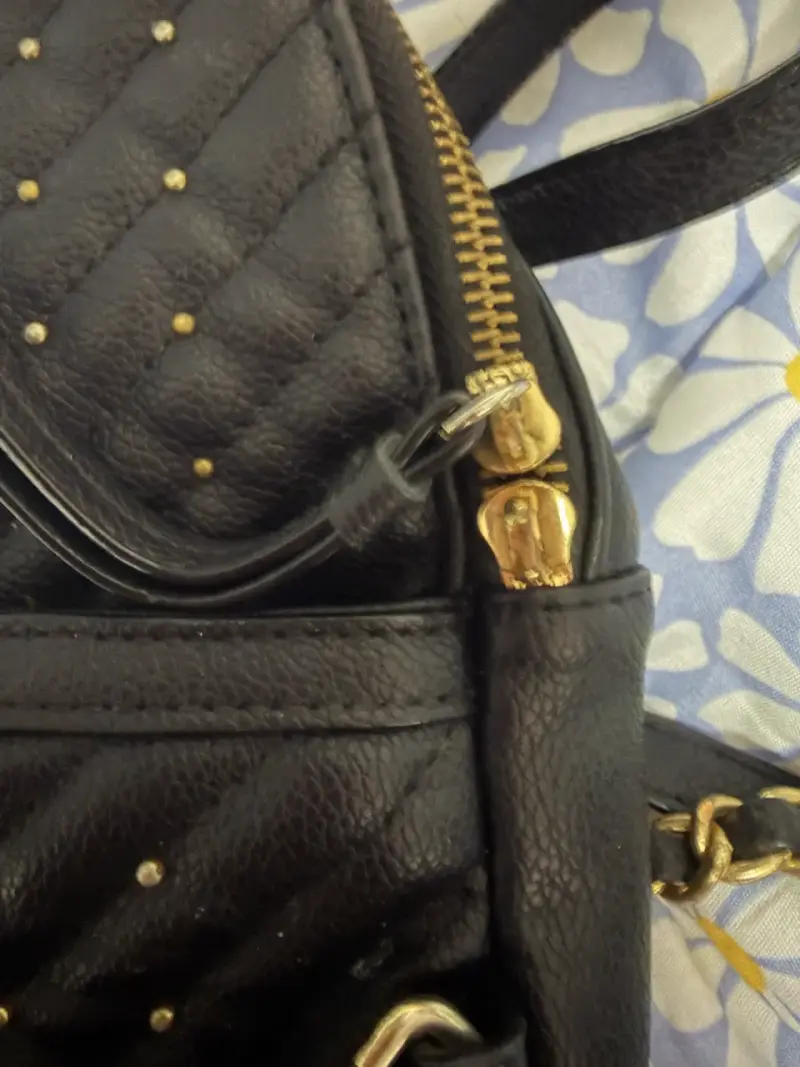 Mochila negra Victoria's Secret con detalles dorados - 3