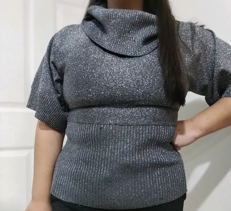 Suéter gris brillante de cuello alto