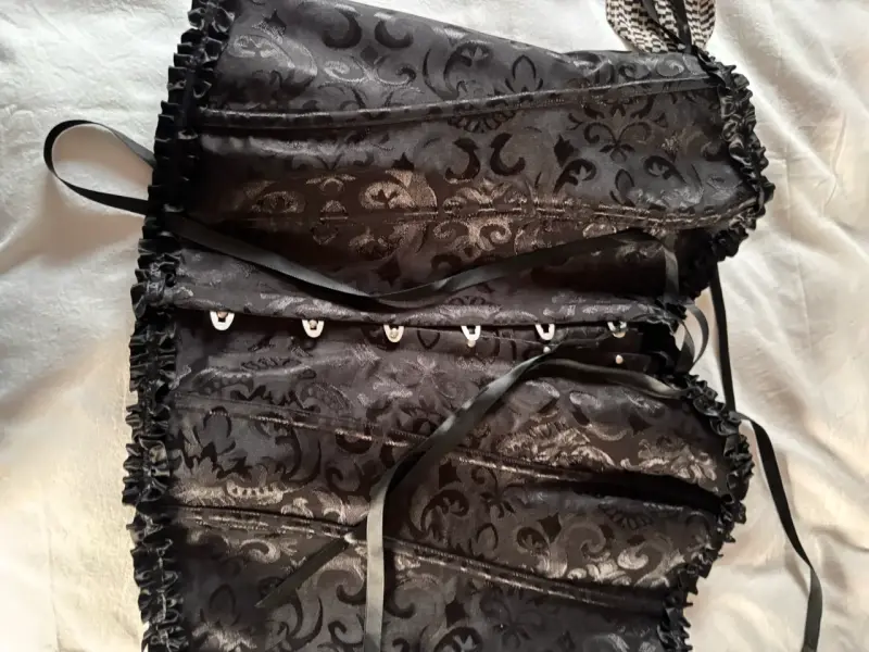 Corset negro con encaje y cintas ajustables - 2