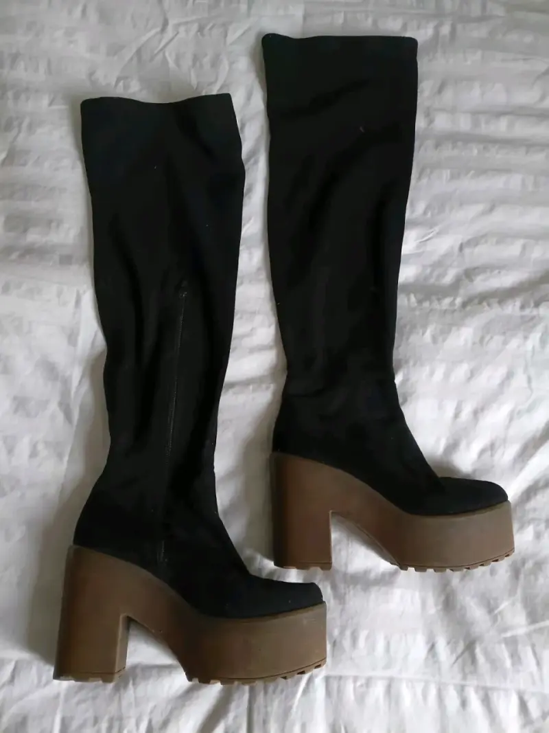 Botas negras de plataforma alta