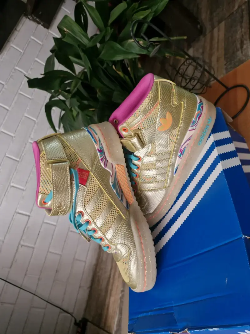 Zapatillas doradas Adidas edición especial - 1