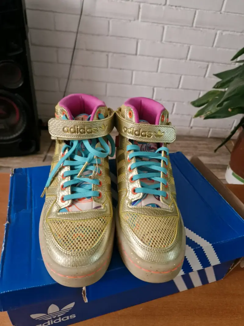 Zapatillas doradas Adidas edición especial - 2