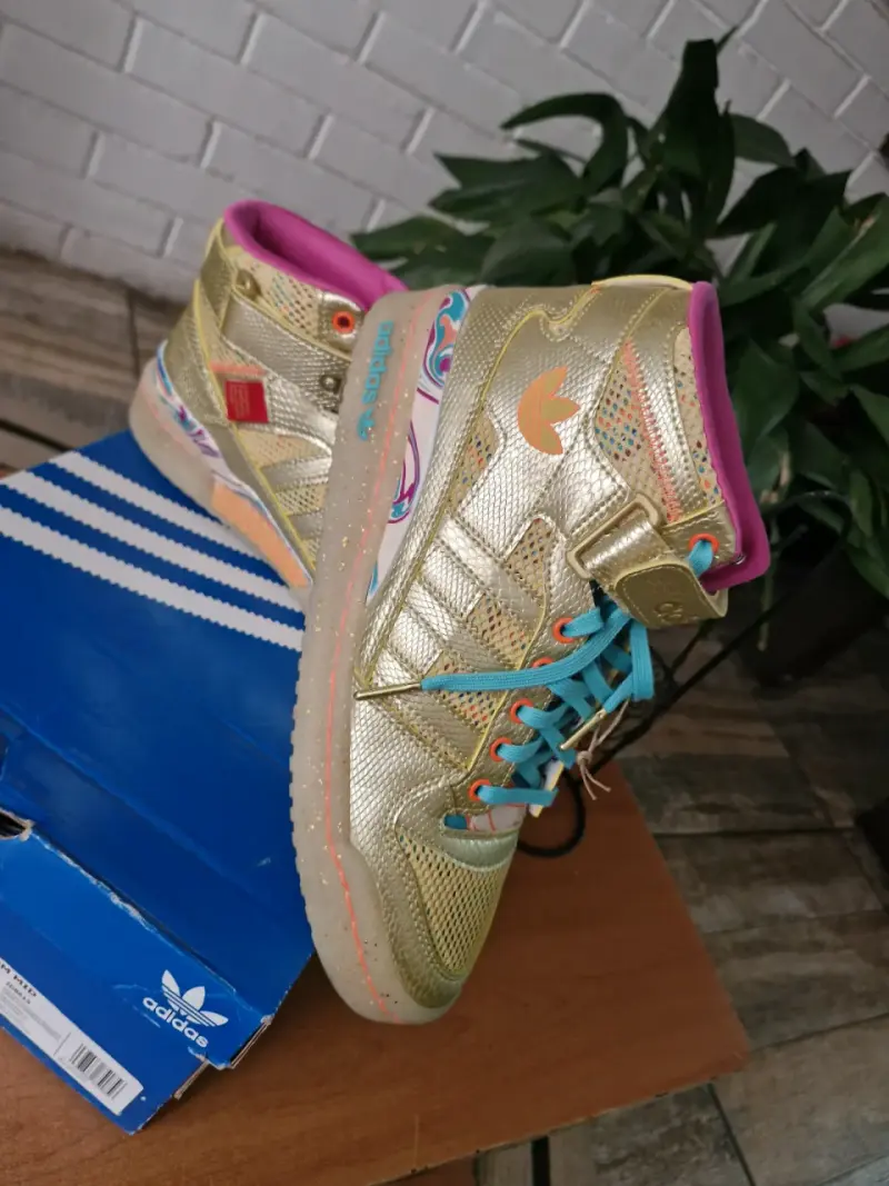 Zapatillas doradas Adidas edición especial - 3