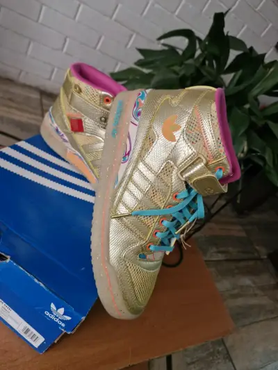 Zapatillas doradas Adidas edición especial - miniatura 3