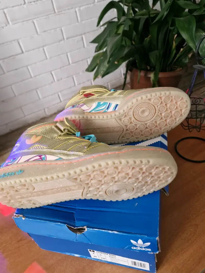 Zapatillas doradas Adidas edición especial - 4