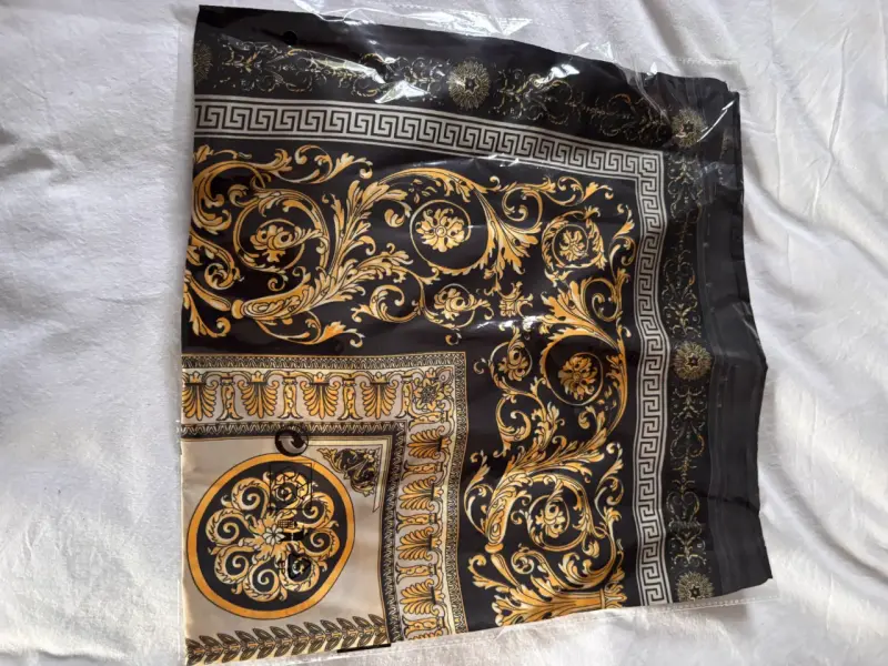 Pañuelo de seda negro y dorado elegante