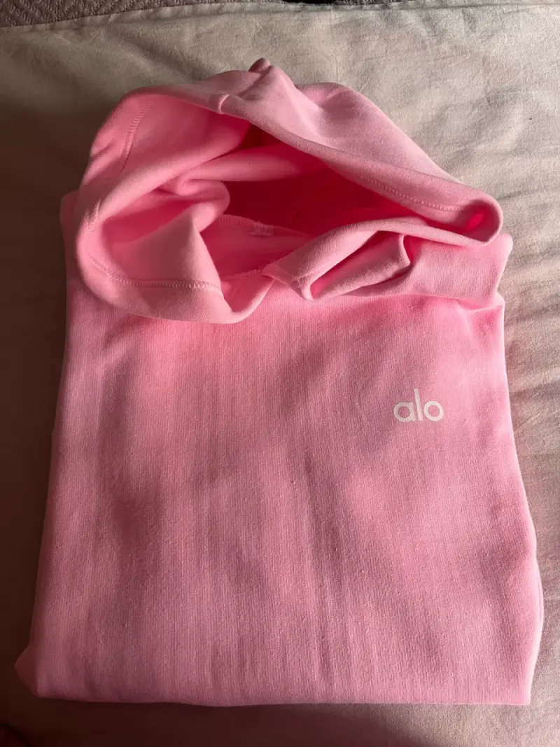Polerón rosa marca Alo cómodo y moderno