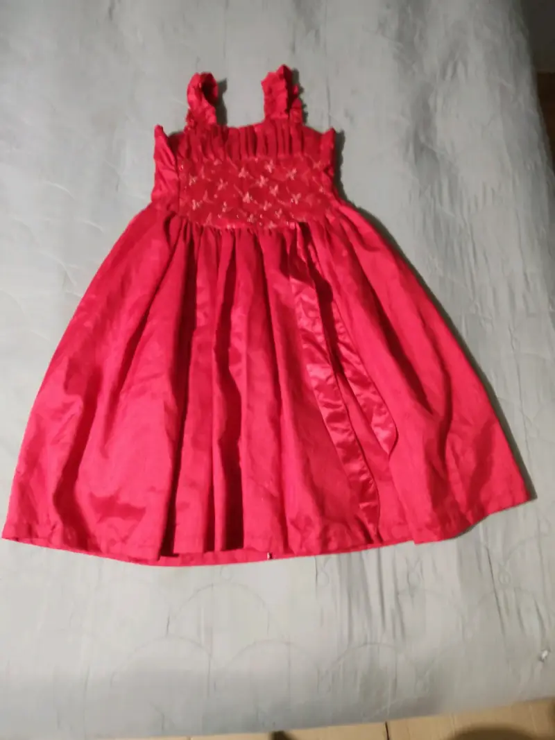Vestido rojo para niñat16 con detalles bordados - 1