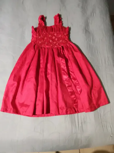 Vestido rojo para niñat16 con detalles bordados - miniatura 1