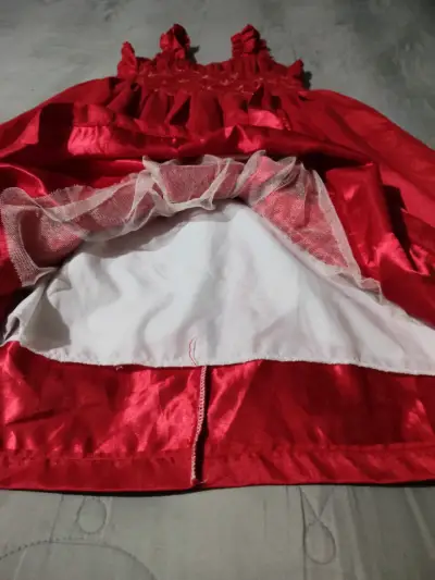 Vestido rojo para niñat16 con detalles bordados - miniatura 2