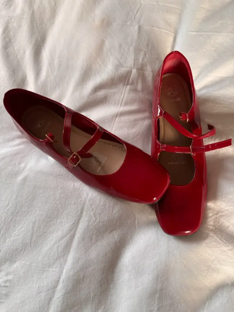 Zapatos rojos de charol con hebilla - 1