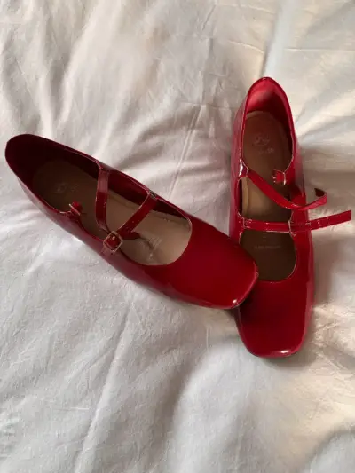 Zapatos rojos de charol con hebilla - miniatura 1