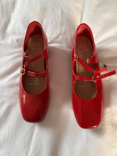 Zapatos rojos de charol con hebilla - miniatura 3