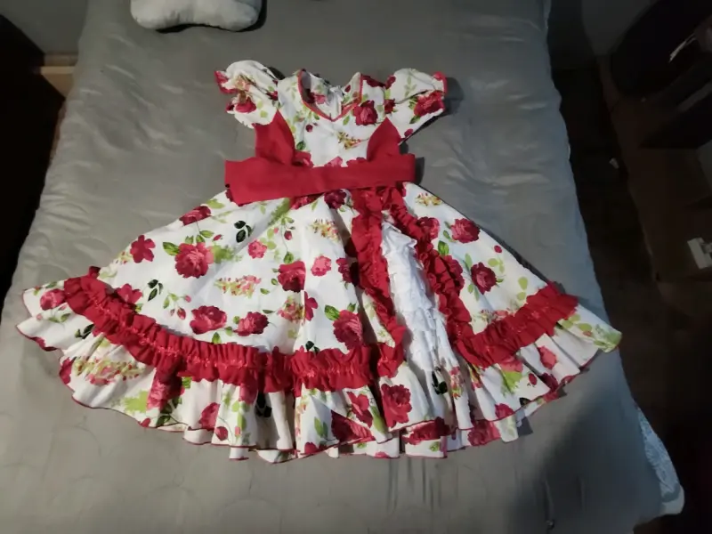 Vestido folclórico infantil con flores rojas