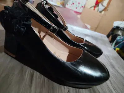 Zapatos de tacón bajo negros con hebilla - miniatura 1