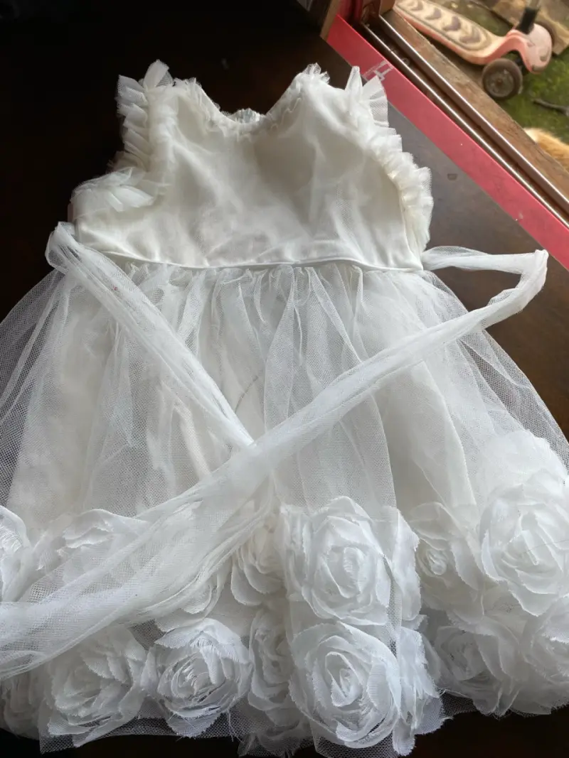 Vestido de niña blanco con flores de tul