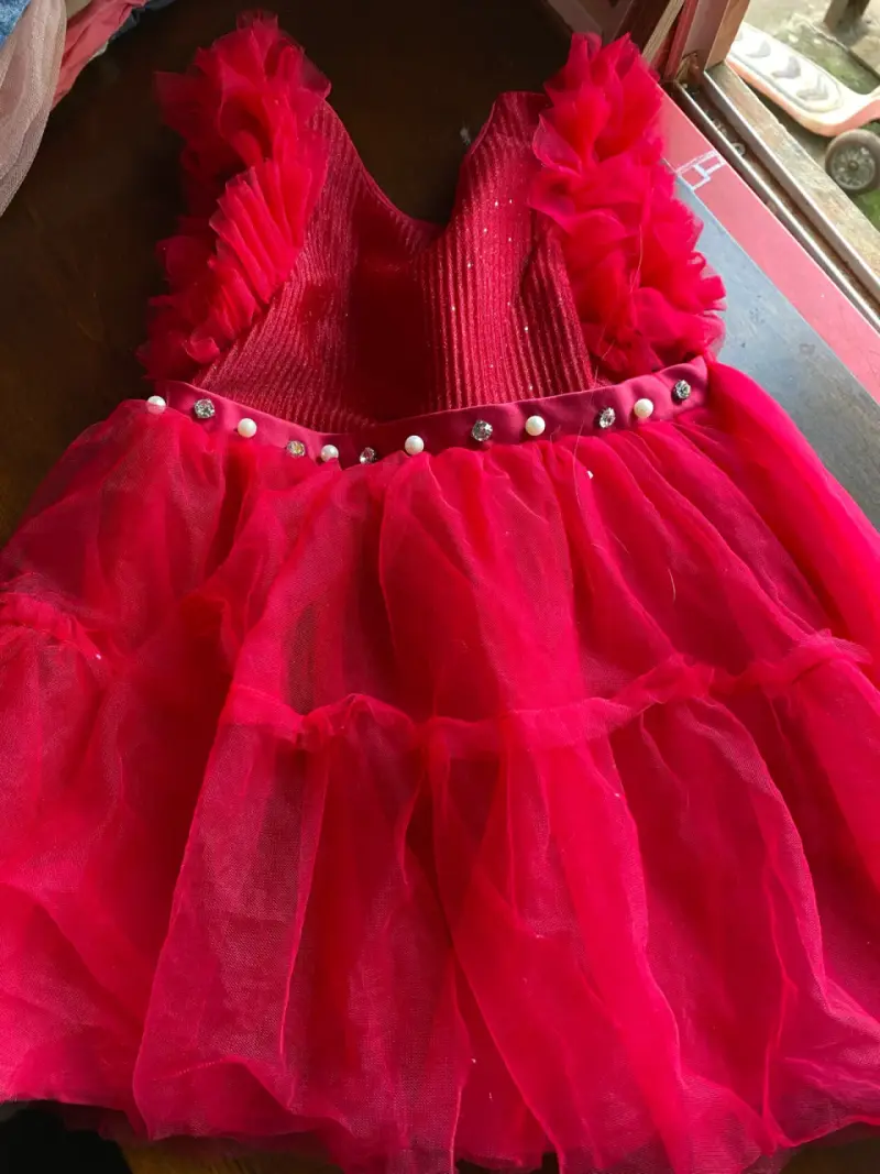 Vestido de fiesta rojo para niña con volantes