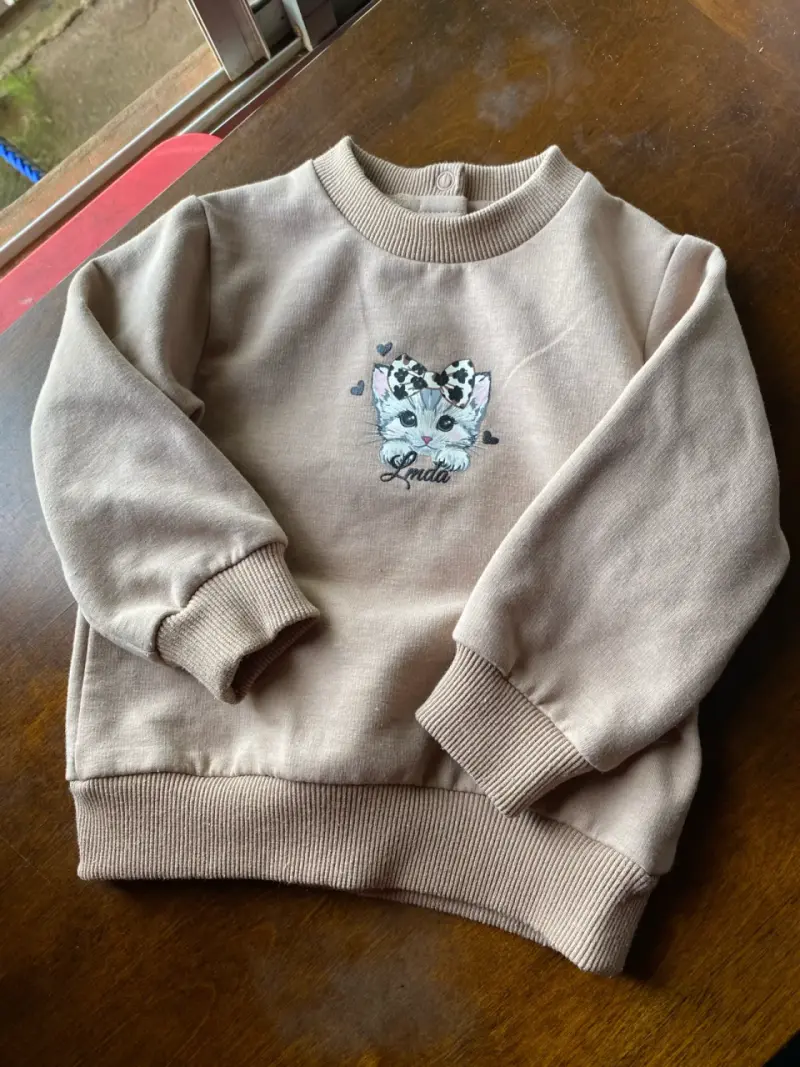 Polerón infantil beige con diseño de gatito