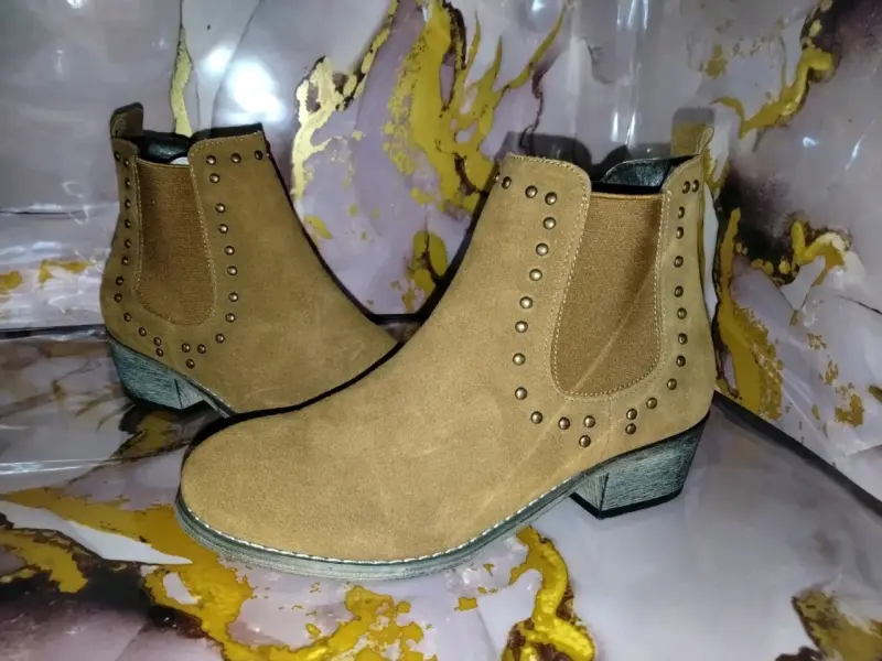 Botines de gamuza marrón con tachas