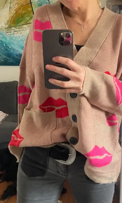 Cardigan beige con estampado de labios PRECIOSOOOO - miniatura 1