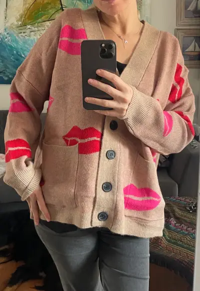Cardigan beige con estampado de labios PRECIOSOOOO - miniatura 2